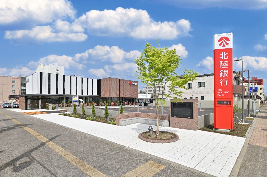 北陸銀行 旭川支店 外観（交差点より）