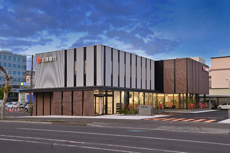 北陸銀行 旭川支店 外観（西側夕景）