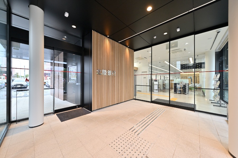 北陸銀行 旭川支店 風除室