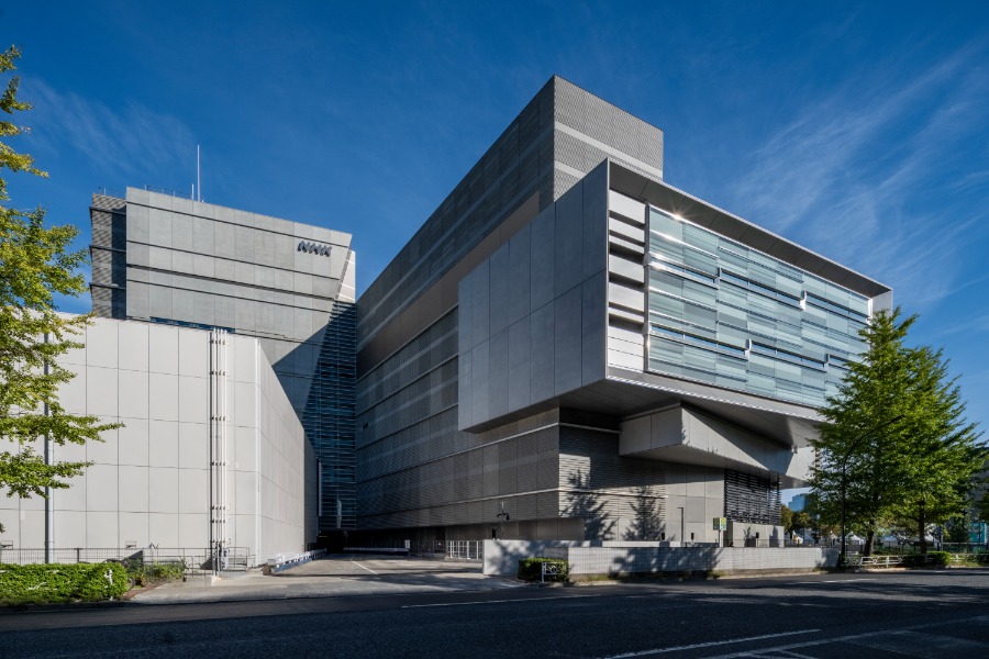 NHK放送センター情報棟 外観南東西