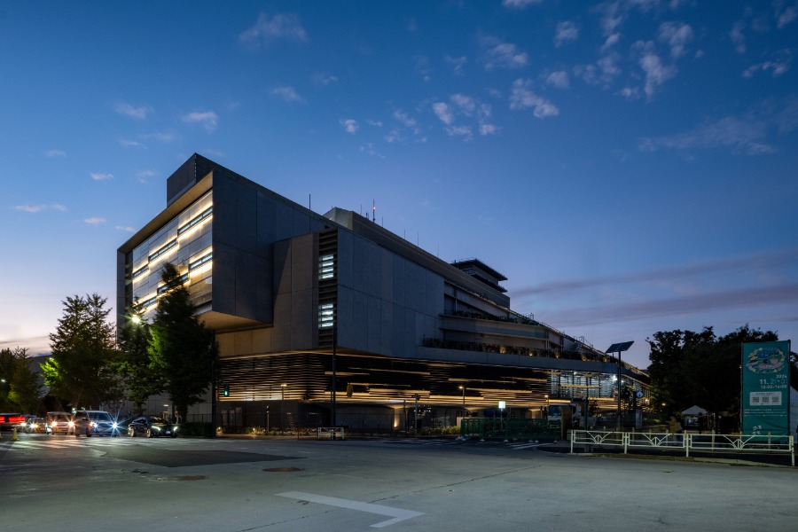 NHK放送センター情報棟 外観夕景