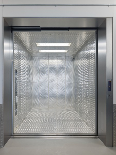 大阪第7データセンター 6棟 搬入エレベーター