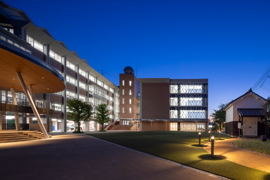 修道中学校・修道高等学校 - 北館(増築部)東面外観夕景