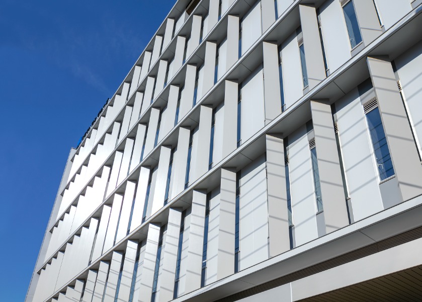 ソルコム皆実町ビル 外観東面見上げ