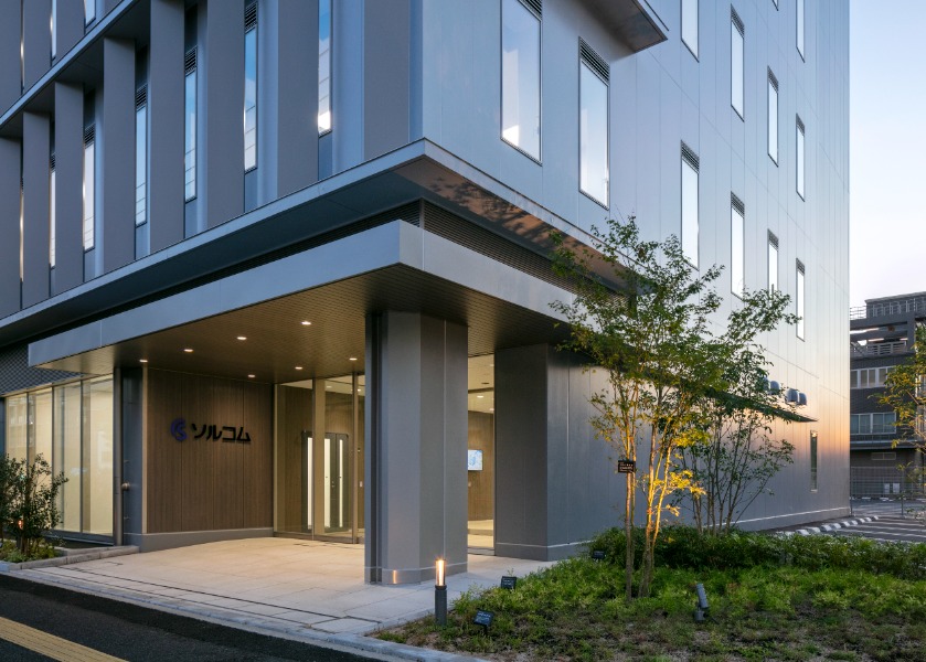 ソルコム皆実町ビル 外観アプローチ夕景