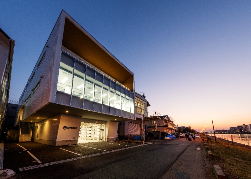 戸田艇庫　建物全景（夕景）