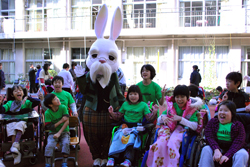 写真:生徒さんとエコロじぃ