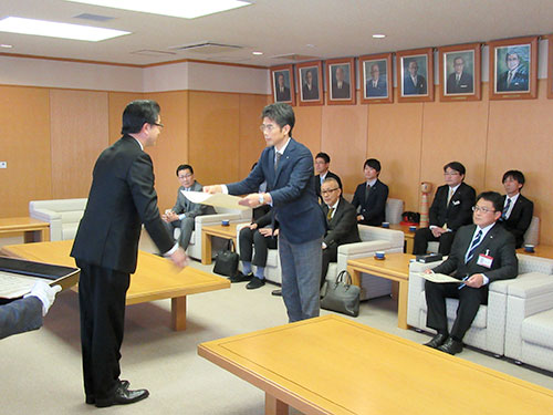写真:賞状授与
