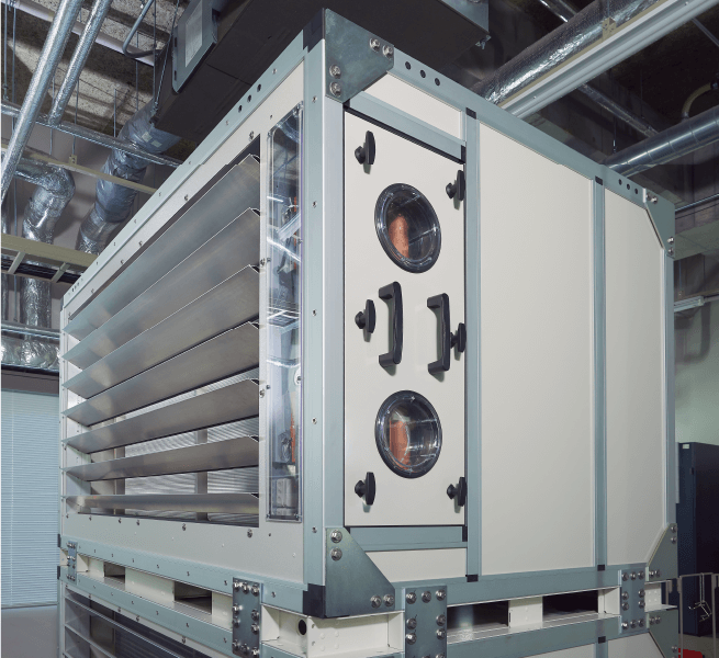 目視点検が可能なメンテナンス窓（サーバー室側）