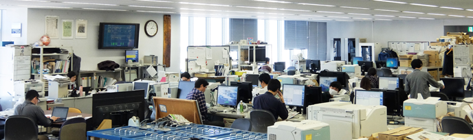 新聞編集にとってコンピューターは欠かせない(神奈川新聞社)